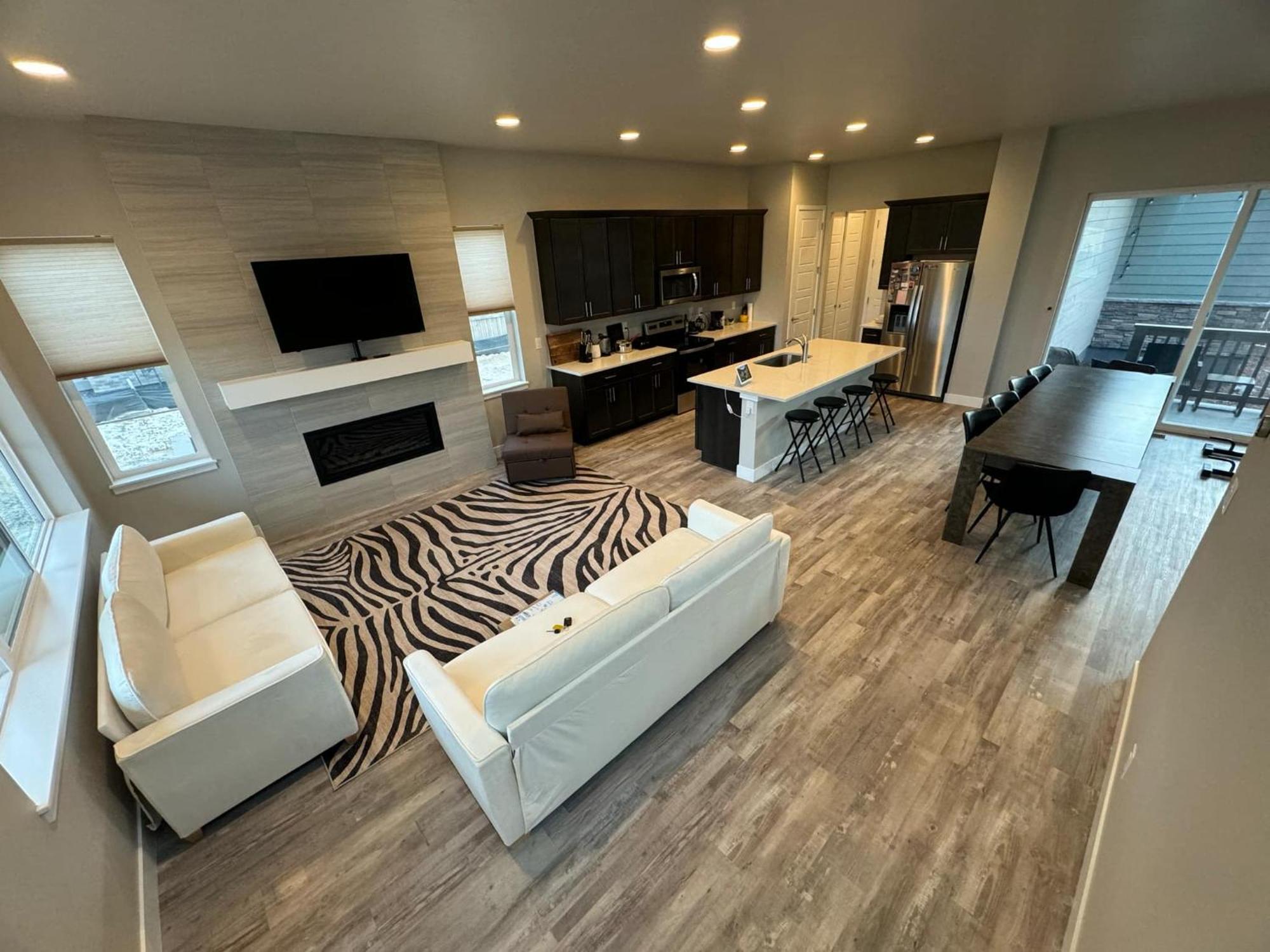 Dom wakacyjny New Modern Contemporary House By The Airport And Gaylord Aurora